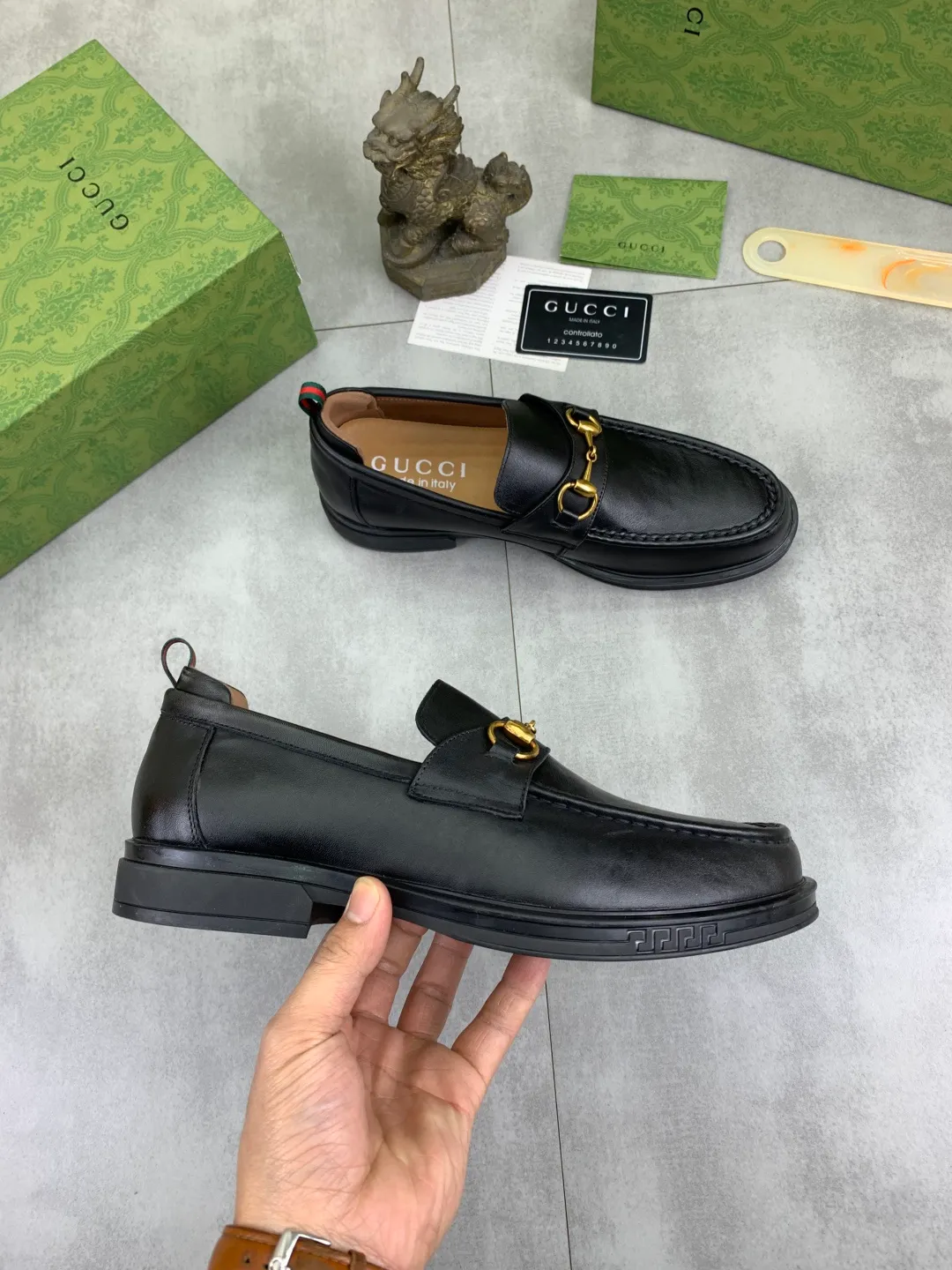 Men's shoes💰P500💰【New model, soft and comfortable Gucci classic business leather shoes hot selection (Gucci) official website latest Gucci 🎁 business leather shoes, hot style 💥 simple and elegant style, exclusive for trendy men. Unique official website latest brand original double G embossed element 👑Gucci Original decoration, fashionable and generous, made of original calfskin ✅ fully imported first-layer pigskin lining, official website designated wear-resistant, rubber business outsole, real-life photos of classic models at the counter 🎬38-44 (customized for 45) 3⃣️ colors available